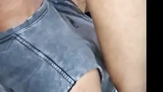 Dizlerimin üzerinde onu memnun ediyor