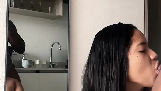 Cewek itu lagi berlutut untuk jilat semua kontolku dengan mulut mungilnya -pasangan amatir- nysdel