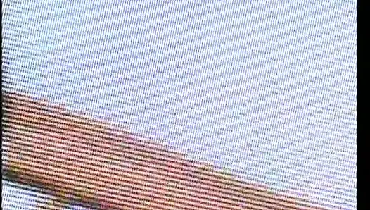 Uzun saçlı gilr siyah delikanlının direği için bacaklarını geniş açıyor