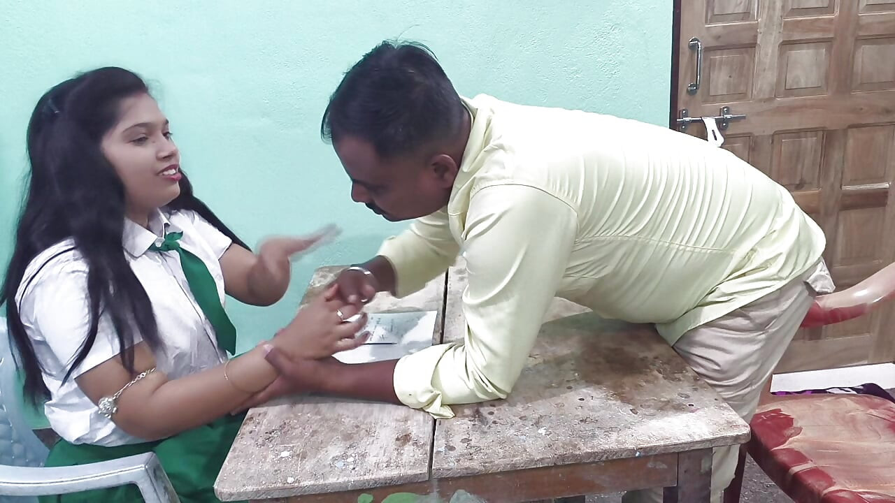 Guruku ngentot aku habis-habisan di kamarku waktu aku lagi baca buku