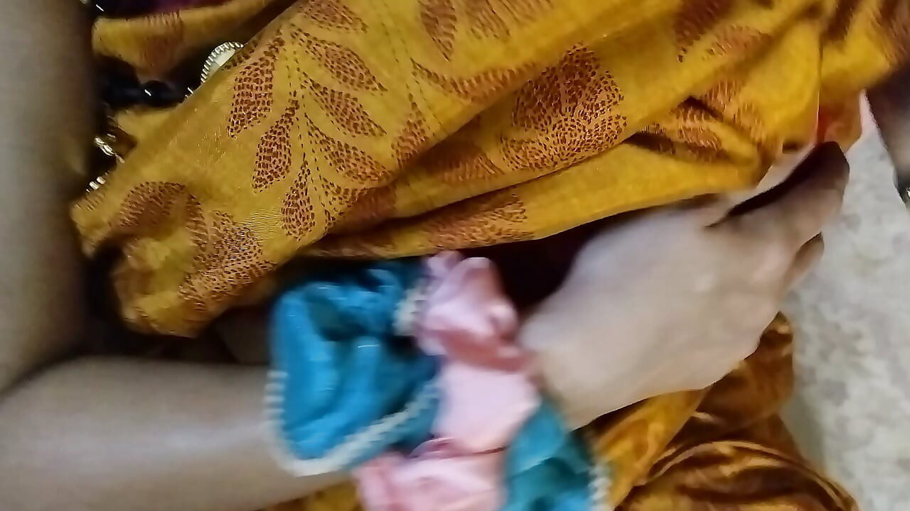 嫂嫂將性玩具插入小穴並取出陰戶汁液