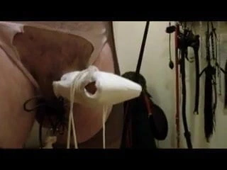 穿红色皮裙的女主人