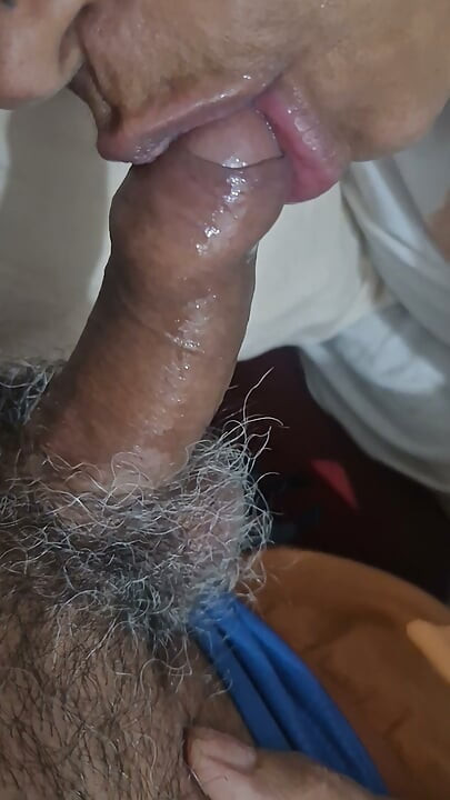 Naboen viser rumpe og suger kuken min med lyst