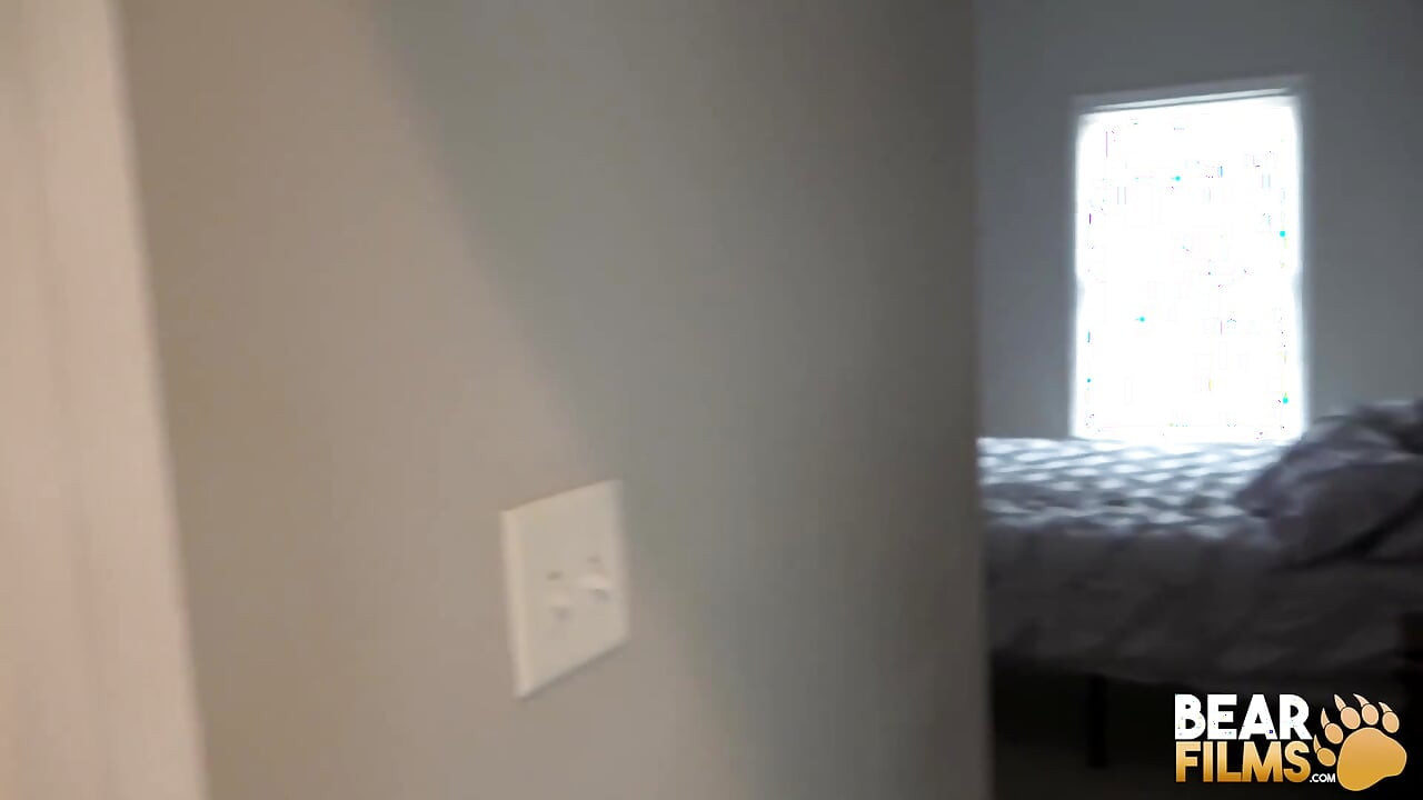 ベアフィルムズはベアーズのジャック・ジャクシンとスコット・ロックの生のセックスをスロッピー・BJの後に生のままセックスした