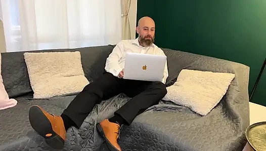 Büyük yaraklı patron sekreterinin göğüslerini okşuyor ve onu sert sikiyor