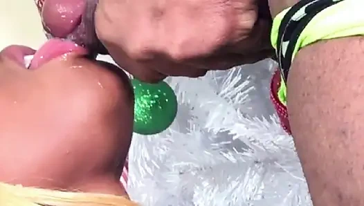 Si seksi nina rivera lagi asik mainin memeknya dan nyepong kontol don whoe di bawah pohon natal