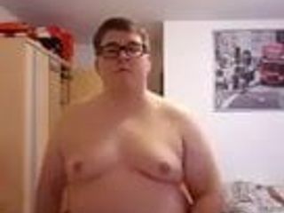 Un băiat gras își arată corpul