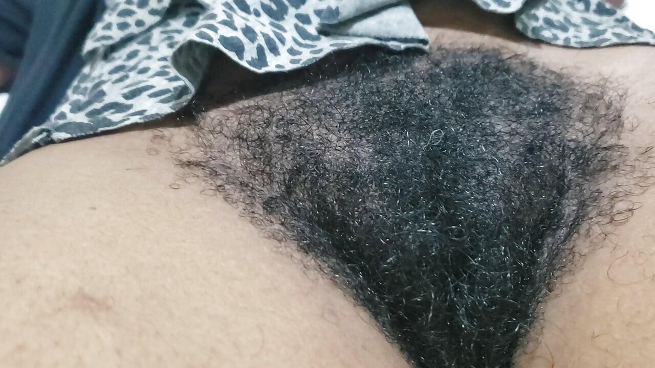 Hermosa mujer madura con coño peludo y confianza sexy