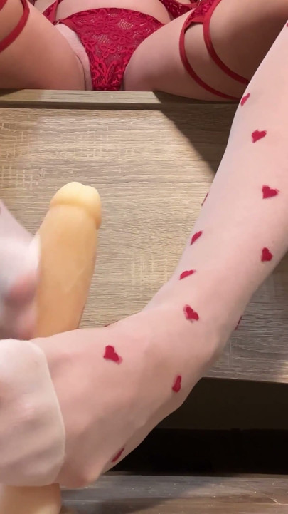 Red Hearts vớ Pixie - trêu chọc chân bàn để cưỡi trên tường