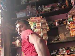Un Indien se baise dans un magasin
