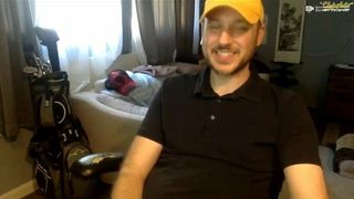 Shy daddy showoff his cock on cam