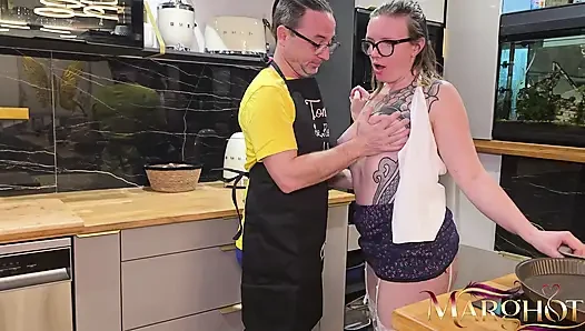 Yemek hazırlıyorum... Ama erkek arkadaşım ağzımı ve popomla anal creampie'yi sevmeyi tercih ediyor