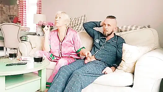 Tabu seks, üvey anne film izliyor, ben de ağzını açıyorum