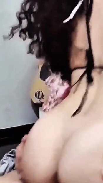 Pembantu rumah muda menghisap dan duduk untuk bos! | Klip 1