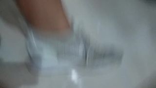 Nike Maria sendo apertada por pés masculinos