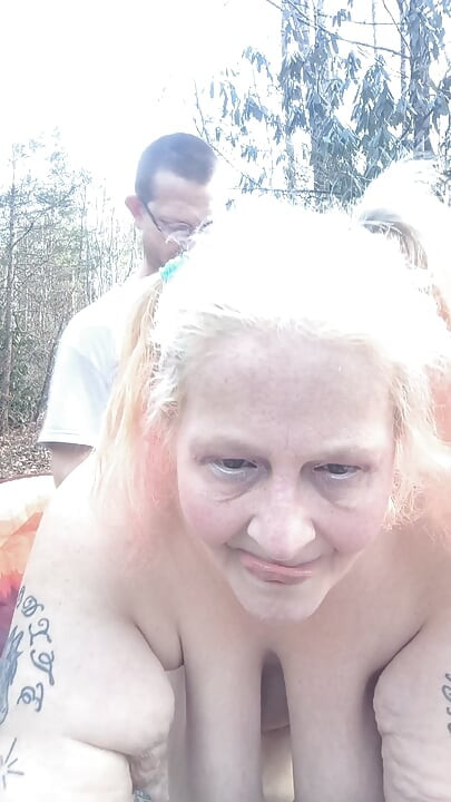 Des feuilles sucent en plein air et se font sodomiser brutalement sur la voiture