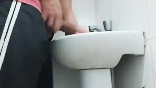 Brezilyalı Carlos Simões, yetenekli, kendinden emin ve büyük ve kalınca kendini gösteren bir oyuncu. Bölüm 3.