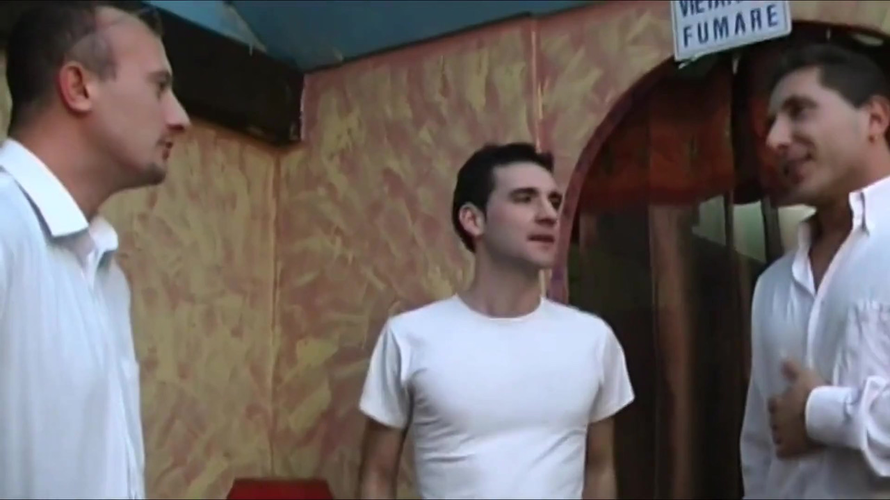 クラブでは、彼はトランスの女性のために膣を舐め、チンポをしゃぶっている