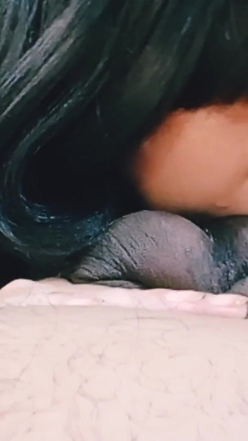 मोठ्या स्तनांची मुलगी त्याच्या काळ्या गांडीची चाटते | भाग १