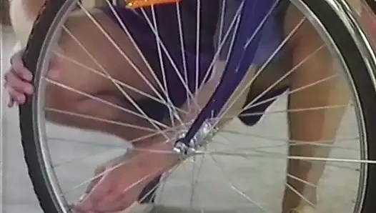 Dia menunjukkan saudara tirinya di mana palu itu tergantung