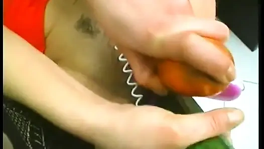 Pelacur dewasa berambut cokelat memakai stoking sambil mengebor lubangnya dengan makanan dan lilin besar