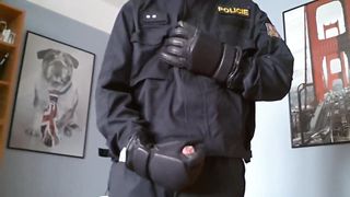 Politie -uniform en handschoenen
