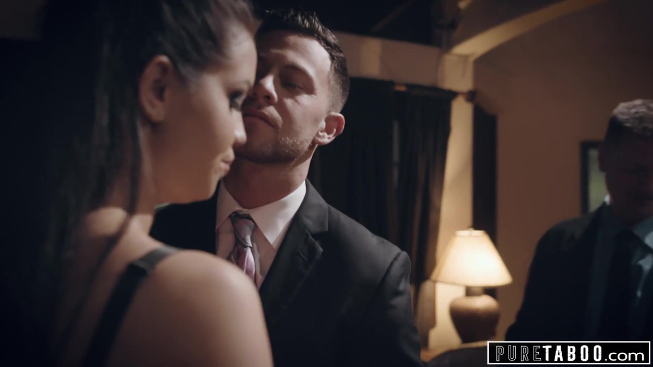 純粋なタブー痴女がビジネスマンに屈辱-公共ファック