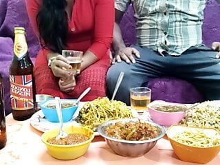 A amante fez comida especial para o sahib e enquanto comia beijava a buceta - hindi com voz sexy