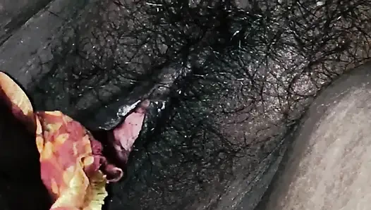 Bihar-Mama fickt gerne Dirty Poojas großen schwarzen Schwanz und nimmt ihr tief in die Kehle