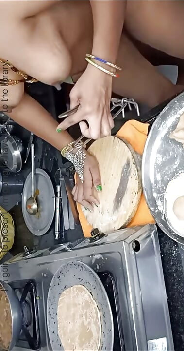 Bhabhi ko devar Ne roti banate hue pakad liya bhabhi ko bade pyar Se manaya uske bad land munh mein de diya