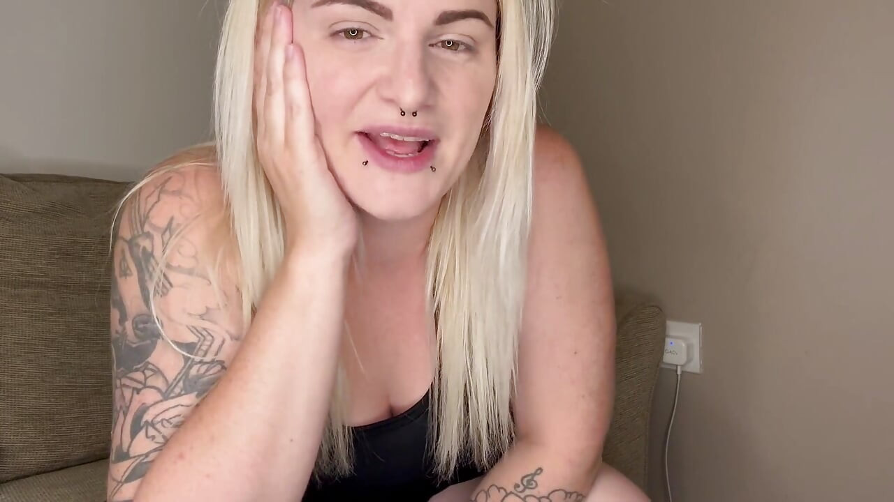 Body and Tattoo Tour with Showing You My Pee