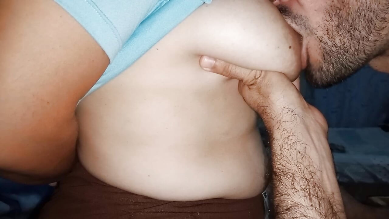 Mengejutkan istri saya ketika dia melipat pakaiannya untuk membelainya dan mengisap payudara alaminya yang besar dan mencicipi putingnya yang besar