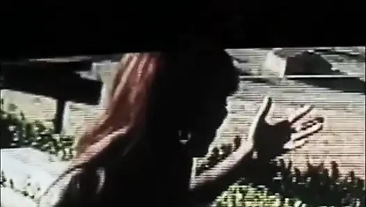 Büyük memeli zenci lezbiyenler bahçede parmaklıyor