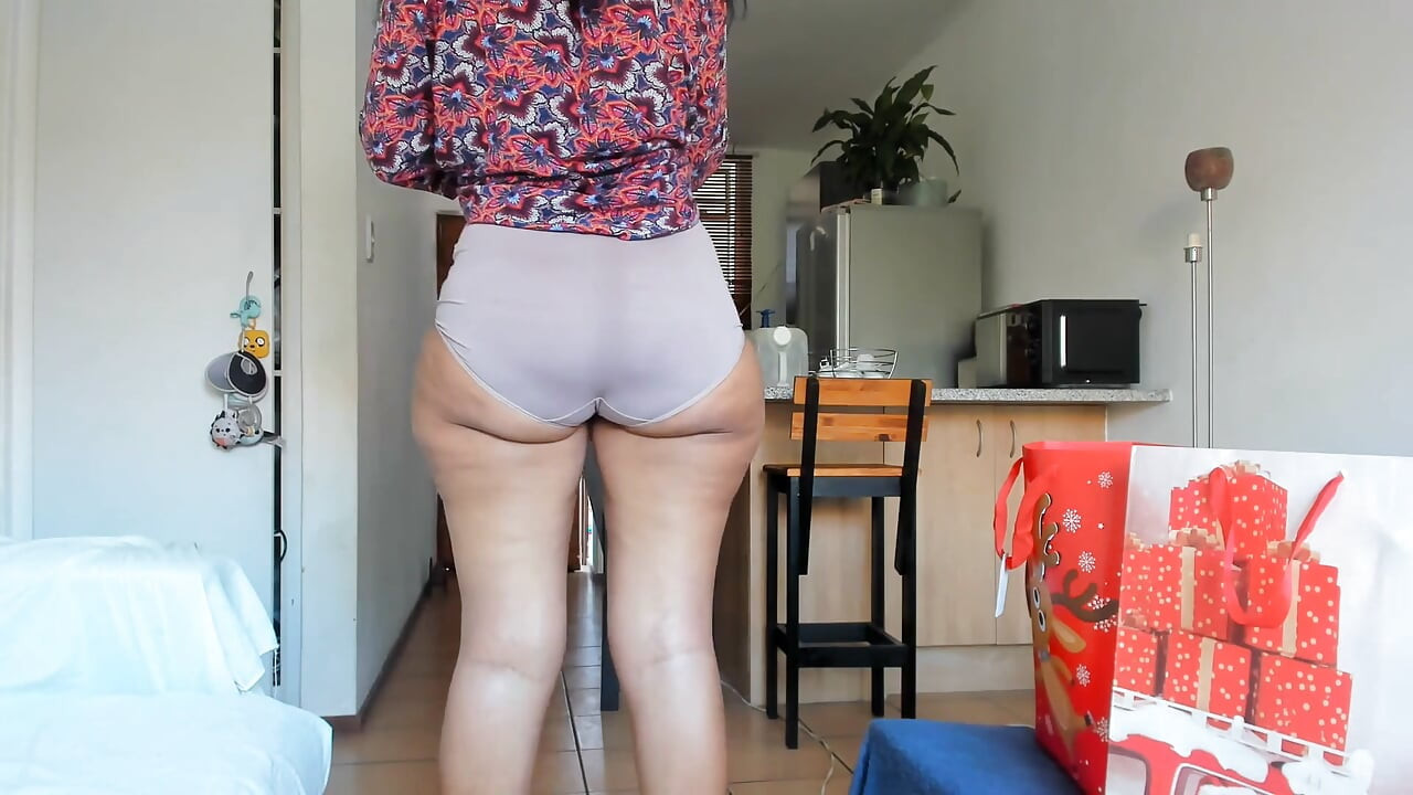Mamă sexy excitată, tachinare cu chiloți umezi