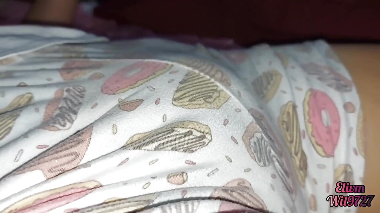 La sorellastra allarga le gambe per accarezzarle la figa