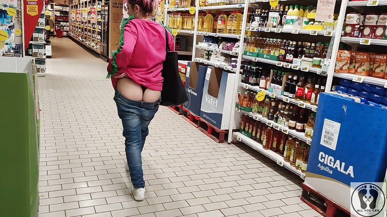 Loca Rebeca Addams en culo de jeans en el supermercado