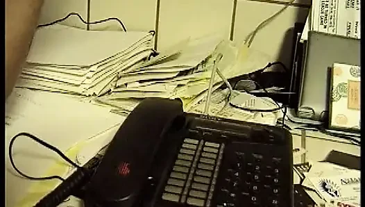 Seksi esmer ve sarışın kız arkadaşı yatakta asılı bir delikanlıya katılıyor