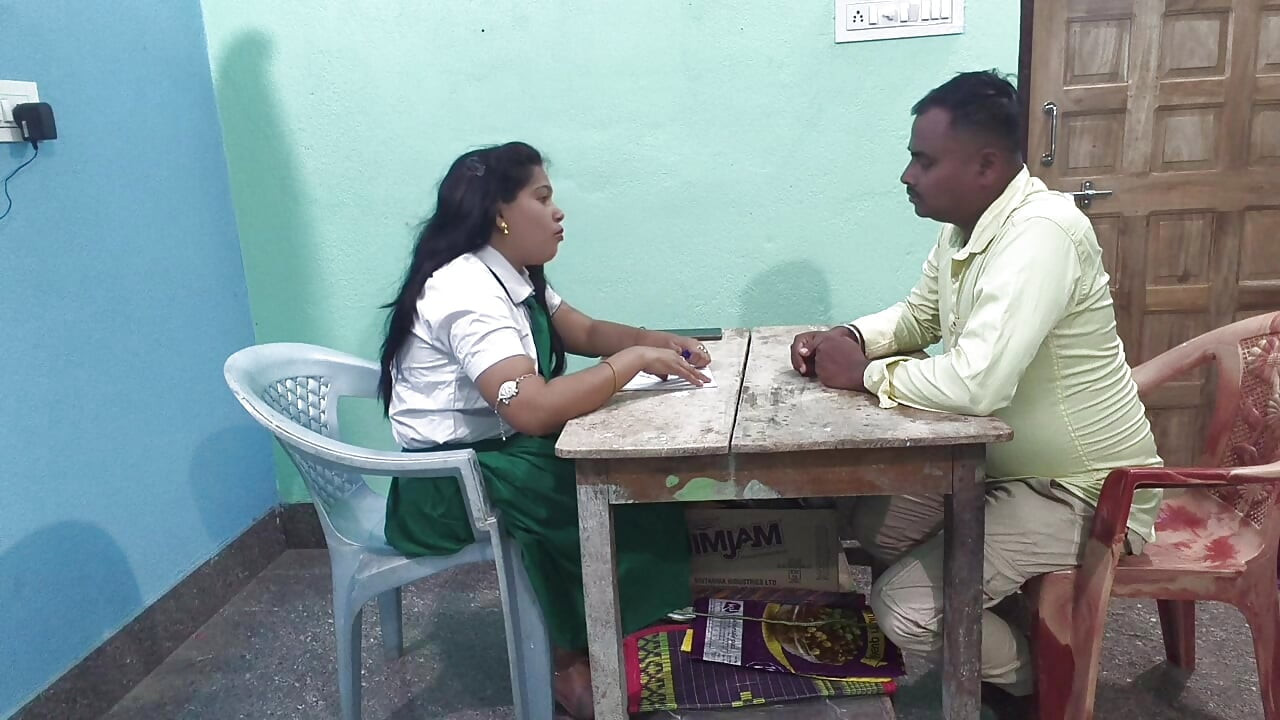 授業を受けている間に、家庭教師に教室で激しく突かれました