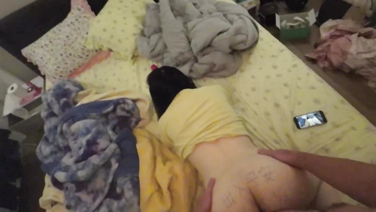 Kinesiska MILF Slutty Kitty Låter Smaskiga Jimmy Skriva På Hennes Röv Och Sperma I Sin Tajta Saftiga Fitta På Alla HJärtans Dag!
