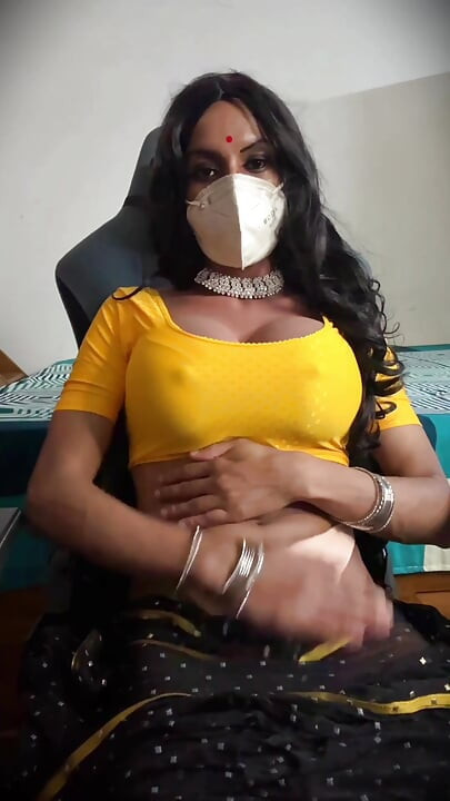 Crossdresser Masturbando em Saree