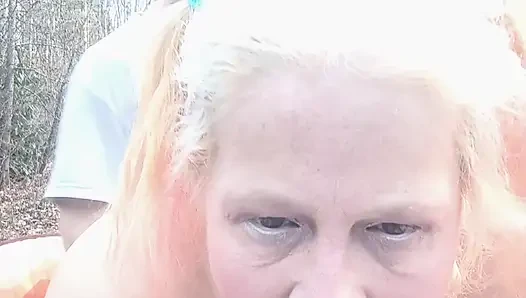 Cewek sange ini lagi asik sampai dicrot di dalam mobil di luar ruangan