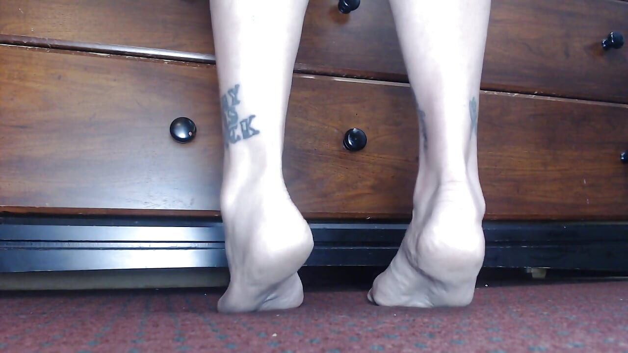 Tip toe toe pointing high arch feet