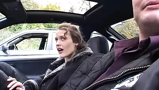 Wilder Auto-sex Mit Vollbusiger Blondine Wird Im Freien Gefickt