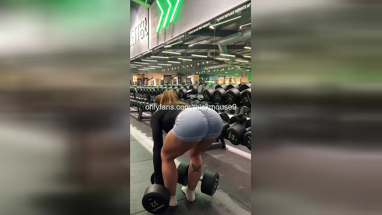 טיקטוק חוטת מקבלת אנאלי הרוס על ידי שני בחורים שריריים - כוס מוצף בזרע!