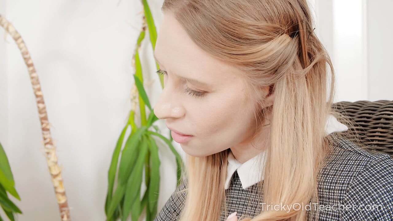 Sexy Cutie Gives Tutor a Blowjob to Pass a Test