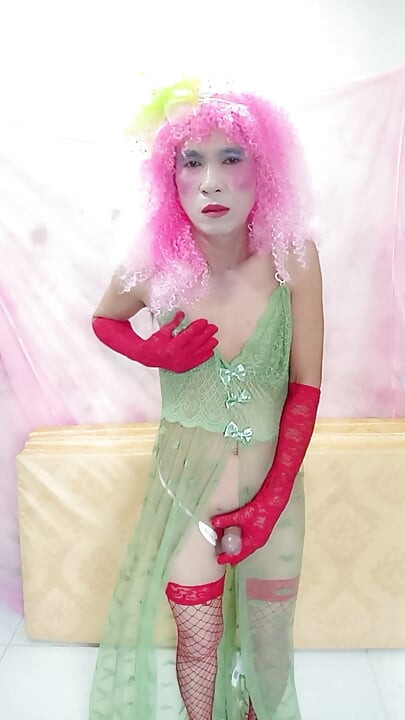 Oanh Le shemale wearing sexy porn selfie