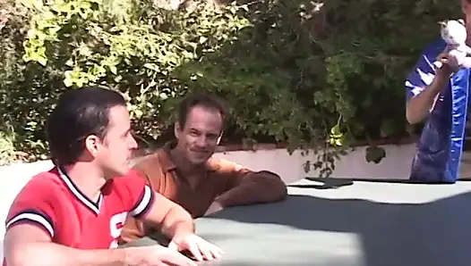 Geile schwarzhaarige schönheit lutscht und fickt vier männer am pool