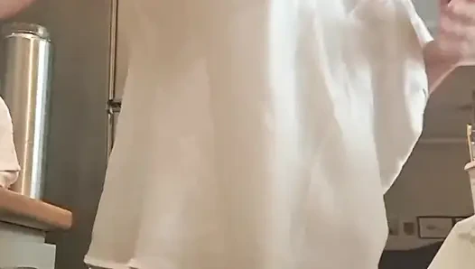 Kocam beni mutfakta külotsuz kaydediyor