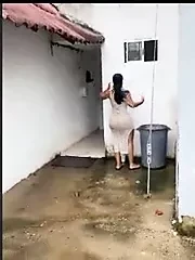Bhabhi public place me nahane lagi . Badi badi gand dekho