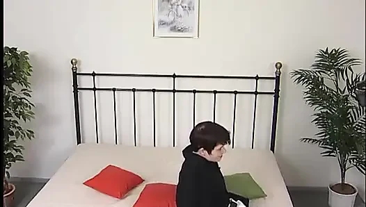 Дедушка лижет киску худенькой девушки, затем получает минет